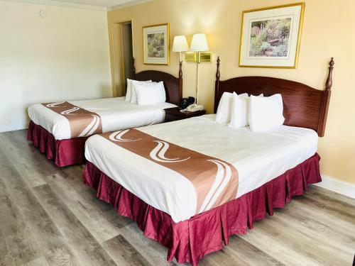 Dos camas en una habitación de hotel con dos en Relax Inn - Perry, en Perry