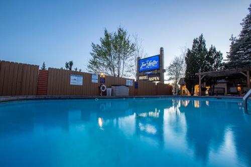 a large blue swimming pool in front of a scoreboard at Hotel Aspen Flagstaff/ Grand Canyon InnSuites in Flagstaff