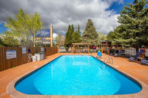 une grande piscine avec une aire de jeux en arrière-plan dans l'établissement Hotel Aspen Flagstaff/ Grand Canyon InnSuites, à Flagstaff