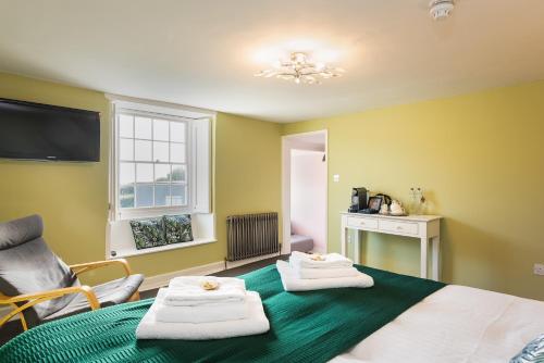 Кровать или кровати в номере Lyme 1 Hotel