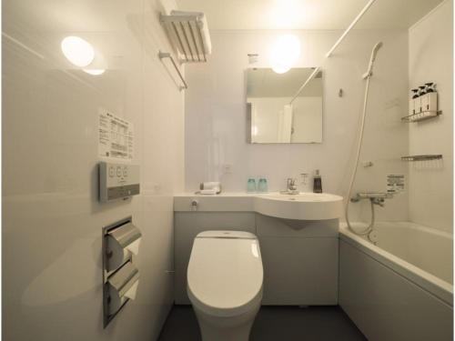 金山にあるSHIRAHAMA KEY TERRACE SEAMORE RESIDENCE - Vacation STAY 35162vの白いバスルーム(トイレ、シンク付)