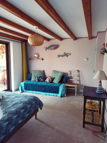 une chambre avec un lit et un canapé dans une pièce dans l'établissement Ô Rêves Ailleurs, à Saint-Cyr-sur-Mer