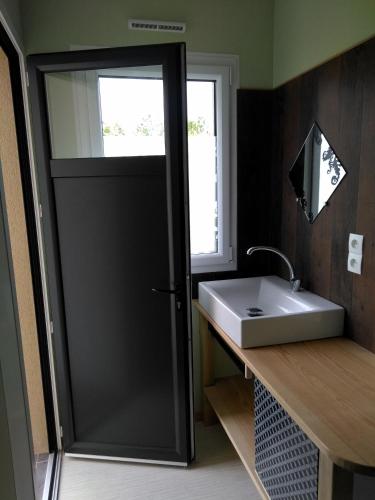 La salle de bains est pourvue d'une porte menant à un lavabo. dans l'établissement la tente du commandant français 1954 pour nuit insolite, à Arrest
