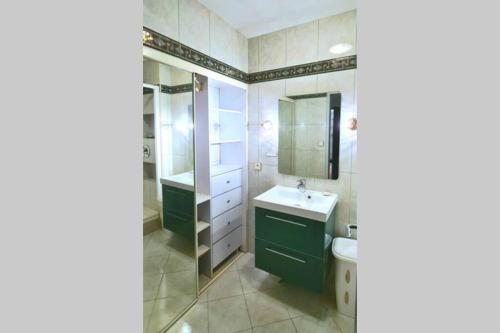 une salle de bain avec un lavabo, des toilettes et un miroir dans l'établissement LE CANAILLOU - Hyper centre - Wifi, à Cassis