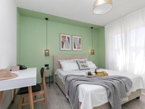 City Center Apartment with private garden and BBQ