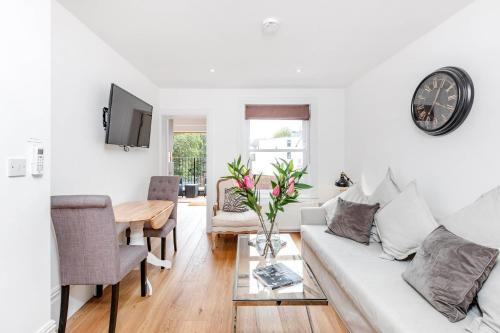 First Floor with SW balcony by Fulham Broadway