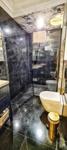 Ένα μπάνιο στο Monte Carlo Boutique Hotel