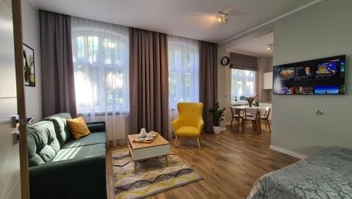Televízia a/alebo spoločenská miestnosť v ubytovaní Apartament Parkowy Studio