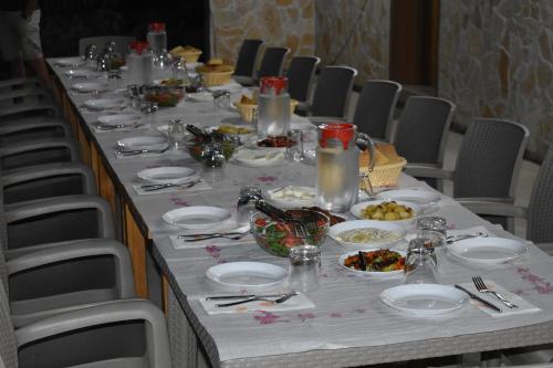 Um restaurante ou outro lugar para comer em Bujtina Ziçi