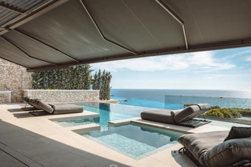 Bazén v ubytovaní THE WAVE GRANDE VILLA KATHISMA Lefkada alebo v jeho blízkosti