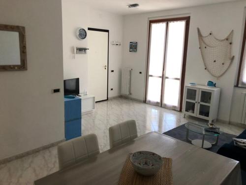 a living room with a table and a television at Riomaggiore Apartment cà di Euro in Riomaggiore