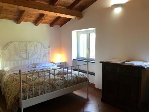 1 dormitorio con 1 cama, vestidor y ventana en Dolcevia, en Levanto