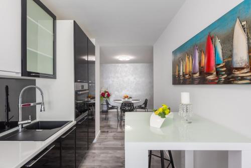 Kuchyňa alebo kuchynka v ubytovaní Porta Aurea di Spalato, Luxury apartment