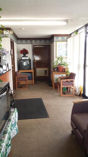 a living room with a couch and a table and chairs at Executive Lodge in Alcoa
