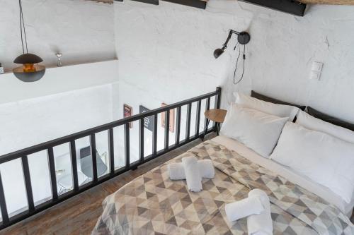 a bedroom with a bed in a room at Olive View Loft in Dhíkella