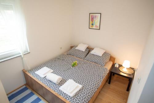una piccola camera con un letto in una stanza di Apartment Tara with pool a Povljana (Pogliana)