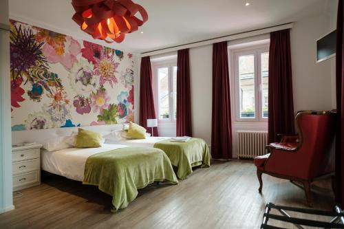 Hôtel du Raisin tesisinde bir odada yatak veya yataklar