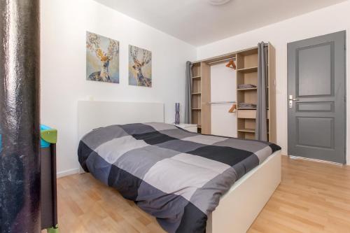 una camera con letto e armadio di Le Business... idéal pour travailler mais pas que! a Tourcoing