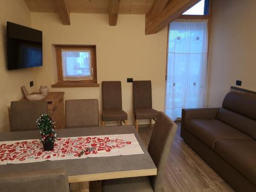 ein Wohnzimmer mit einem Tisch und einem Sofa in der Unterkunft Apartment Ita in Livigno