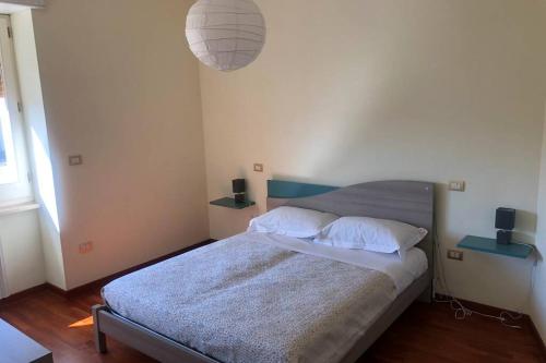 1 dormitorio con 1 cama grande y 2 almohadas en Casa Centrale- Holiday House, en Matera