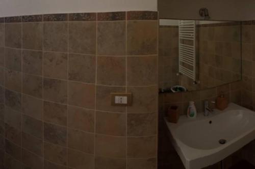bagno con vasca e lavandino di Casa Centrale- Holiday House a Matera