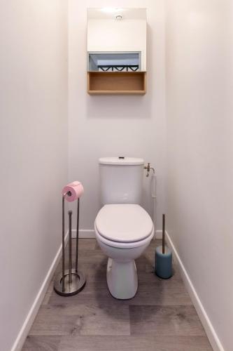 une salle de bain blanche avec des toilettes et un lavabo dans l'établissement Le Business... idéal pour travailler mais pas que!, à Tourcoing