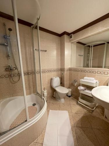 a bathroom with a tub and a toilet and a sink at Apartament 3 pokojowy Międzyzdoje 55m2 - 200 metrów od morza in Międzyzdroje