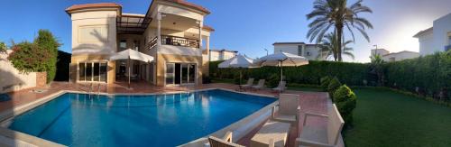 duży dom z basenem przed nim w obiekcie Relaxation Villa with private pool w Aleksandrii