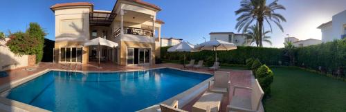 Bazén v ubytování Relaxation Villa with private pool nebo v jeho okolí