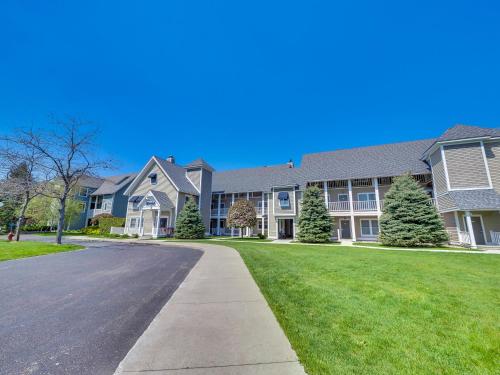un grand bâtiment avec une rue devant lui dans l'établissement 109 Water Street Inn, à Boyne City