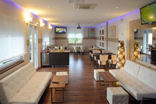 un vestíbulo de un restaurante con sofás y un bar en Rooms Villa Oasiss en Pula