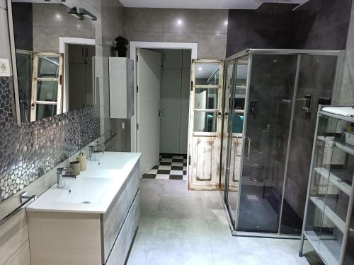 La salle de bains est pourvue de 2 lavabos et d'une douche. dans l'établissement Sirenamar, à Torre del Mar