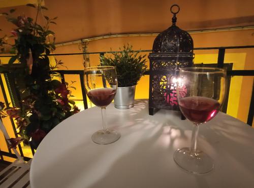 zwei Gläser Rotwein auf dem Tisch in der Unterkunft Il Balconcino sul carugio in Monterosso al Mare