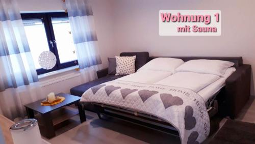 Postel nebo postele na pokoji v ubytování Ferienhaus Blütenzauber in Norddeich