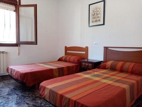 a hotel room with two beds and a window at VIL.LA VERDA VINARÒS in Vinarós