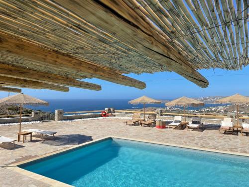 Het zwembad bij of vlak bij Villa Mira Paros - Luxury Suites