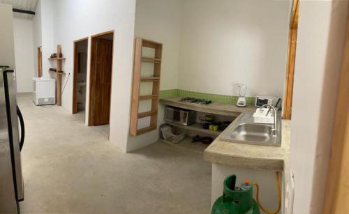 eine Küche mit einer Spüle und einer Arbeitsplatte in der Unterkunft La casa de la playa in Necoclí