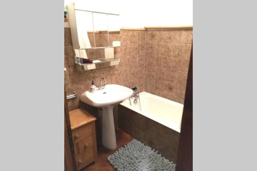 une salle de bain avec un lavabo et une baignoire dans l'établissement Chinaillon Gd Bo vue panoramique - appart 5 pers, au Grand-Bornand