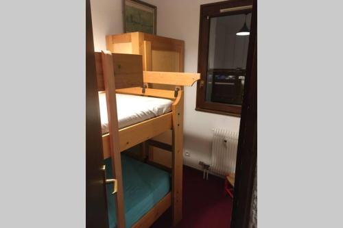 une chambre avec deux lits superposés et une fenêtre dans l'établissement Chinaillon Gd Bo vue panoramique - appart 5 pers, au Grand-Bornand