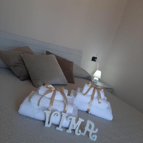 ein Bett mit Handtüchern und einem Endtisch in der Unterkunft Casa Vimà in Sava