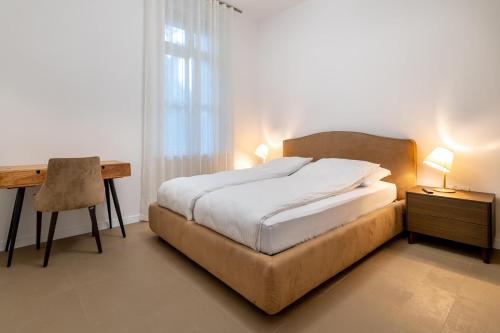 מיטה או מיטות בחדר ב-Luxury Apartments Portoroz