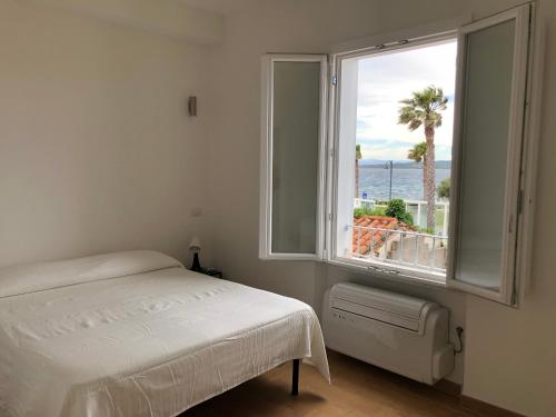 Ένα ή περισσότερα κρεβάτια σε δωμάτιο στο La Finestra sul Porto Golfo Aranci