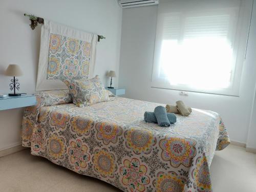 a bedroom with a bed with two towels on it at Apartamentos Coralba - Dúplex Bahía de Cádiz in San Fernando