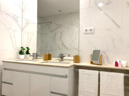 a bathroom with a sink and a mirror at Quinta de Santa Ana, em Vizela in Infias