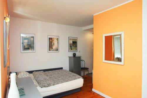 Schlafzimmer mit einem Bett und Bildern an der Wand in der Unterkunft Apartament Słoneczne Gniazdko z miejscem parkingowym GRATIS cena niższa przy pobycie od 6 dni in Sopot