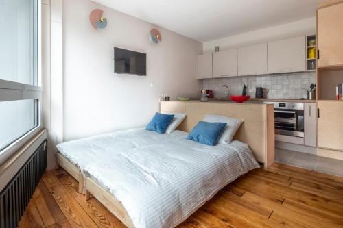 une chambre avec un grand lit avec des oreillers bleus dans l'établissement Modern Studio With Mont Blanc View And Pool, à Chamonix-Mont-Blanc