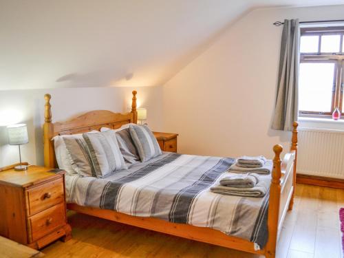 Un pat sau paturi într-o cameră la Owl Cottage