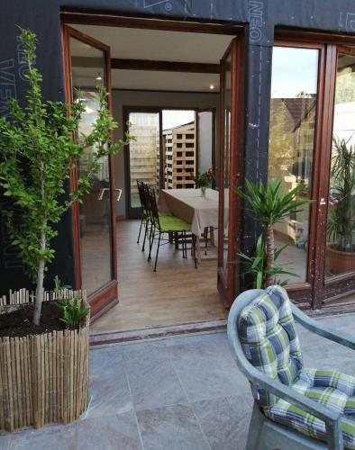 un patio avec une table et des chaises sur un balcon dans l'établissement LES FARIOS AVEC TERRASSE, à Sarlat-la-Canéda