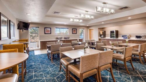 un ristorante con tavoli e sedie e un bar di Best Western Plus Gateway Inn & Suites - Aurora ad Aurora