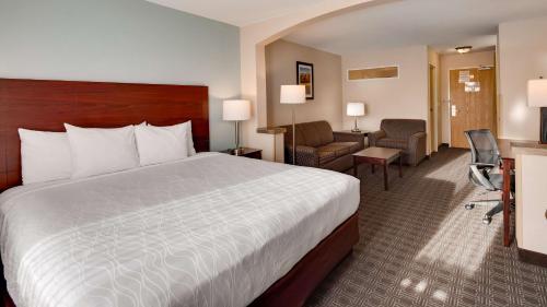 Letto o letti in una camera di Best Western Plus Gateway Inn & Suites - Aurora